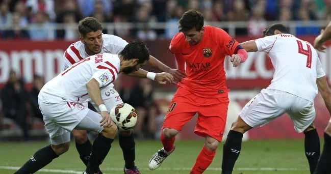 Grzegorz Krychowiak (z prawej), Nicolás Pareja (z lewej) i Daniel Filipe Carriço (drugi z lewej) próbują zatrzymać Lionela Messiego z Barcelony 