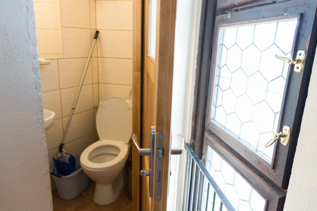 Wielu Polaków myli sedes ze śmietnikiem. Wrzucają oni do toalet niedopałki papierosów, tekstylia czy resztki żywności. Zagraża to skuteczności działania oczyszczalni ścieków - ostrzegają wodociągowcy. Usuwanie awarii rocznie kosztuje nas nawet kilkaset milionów złotych. 