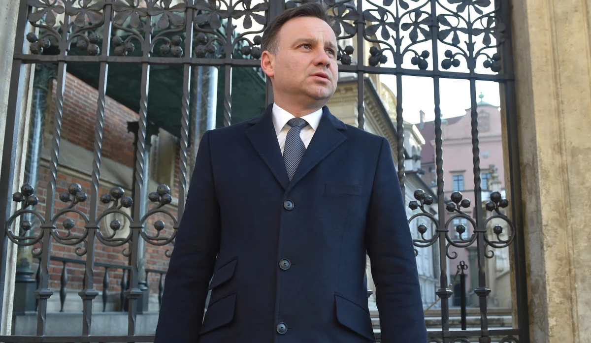 "Trzeba tworzyć przepisy, które pozwalają na walkę z przemocą w rodzinie, karanie jej sprawców, ochronę ofiar, ale takie przepisy w polskim prawie już są. Jeśli jest potrzeba, można je poprawić, nie trzeba ratyfikować konwencji, która wprowadza treści sprzeczne z naszą tradycją i obce wzorce ideologiczne i kulturowe" – stwierdził kandydat PiS na prezydenta Andrzej Duda. Odniósł się tym samym do słów Bronisława Komorowskiego, który zapowiedział, że "bardzo szybko" podejmie decyzje ws. konwencji.