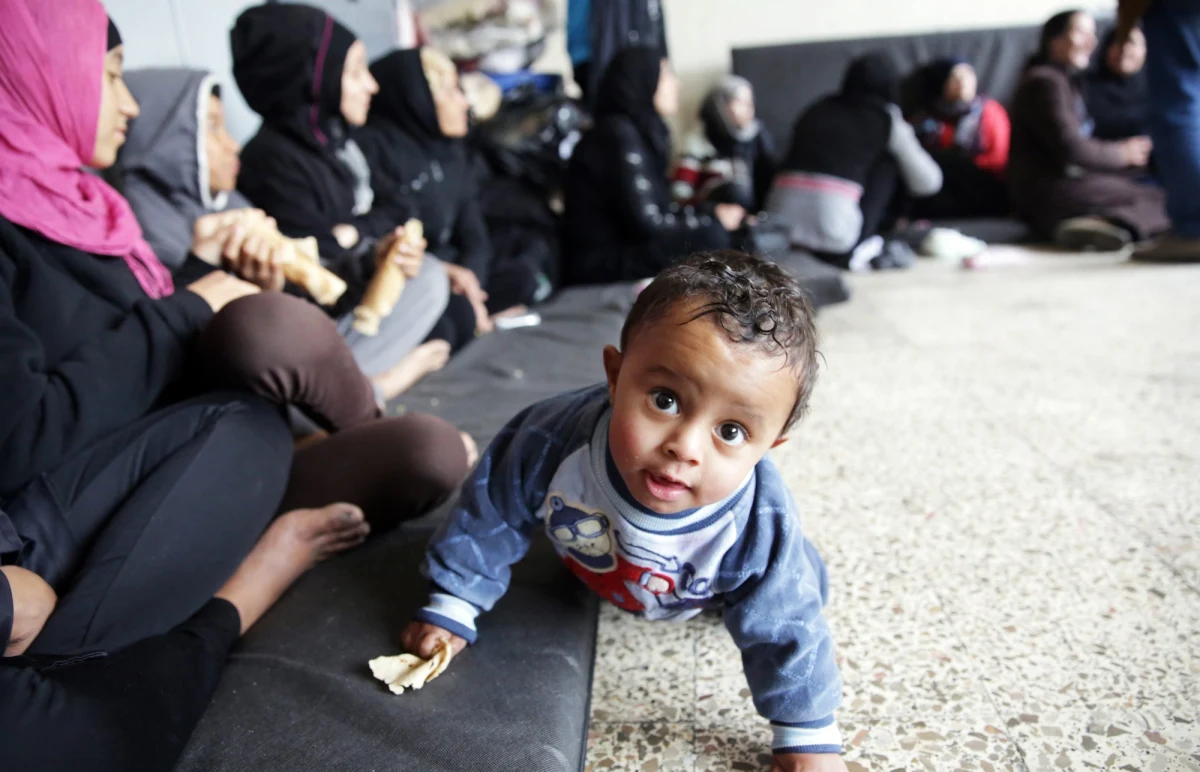 Rumuńska straż graniczna zatrzymała turecką ciężarówkę, w której ukrywało się 74 nielegalnych imigrantów, w większości pochodzących z Syrii. Pojazd oficjalnie przewoził transport mebli do Francji - poinformowano w oświadczeniu.
