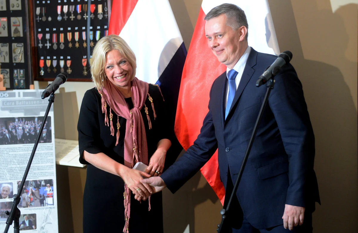 Warszawska prokuratura wszczęła śledztwo ws. podsłuchu odnalezionego w stołecznej restauracji "Różana" przed spotkaniem ministra obrony Tomasza Siemoniaka z holenderską minister. Sprzęt wykryła Służba Kontrwywiadu Wojskowego. W ubiegłym tygodniu resort obrony zdecydował, że nie wystąpi do prokuratury o ściganie osoby, która założyła urządzenie podsłuchowe. Siemoniak uznał, że nie czuje się pokrzywdzony.