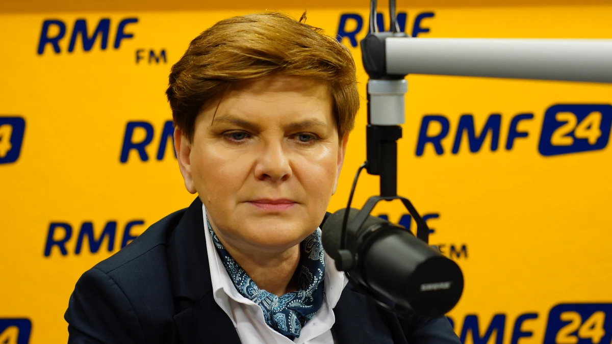 „Nasza kampania nie jest negatywna. To kampania prawdy. Mówimy o tym, co zrobił Bronisław Komorowski - obiecał i oszukał” - mówi w Kontrwywiadzie RMF FM szefowa sztabu Andrzeja Dudy, Beata Szydło. „Dzisiaj ponad 100 konferencji w całym kraju. Posłowie będą mówili o obietnicach Bronisława Komorowskiego” - zapowiada. Dodaje, że PiS chce zmusić urzędującego prezydenta do merytorycznej debaty. „Komorowski unika debaty - mówi że nie chce rozmawiać z Polakami o ważnych sprawach, dlatego my chcemy porozmawiać o tym, o czym on nie chce” - mówi Beata Szydło. „Dlaczego podniósł wiek emerytalny, podniósł podatki, mimo że wcześniej mówił, że nie będzie podnosił?” - wylicza szefowa sztabu Dudy. Zdaniem Szydło PO w 2010 roku „bez opamiętania wydała pieniądze budżetowe”. Gość RMF FM dodaje, że „prezydent w Polsce nie jest prezydentem świątecznym”, żeby pokazywał się tylko, jak są jakieś uroczystości. 