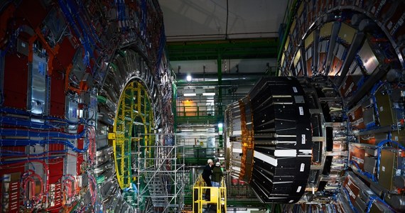 Wielki Zderzacz Hadronów (LHC) znów pracuje i jest potężniejszy, niż kiedykolwiek. W niespełna tydzień po uruchomieniu pierwszych wiązek, naukowcy i inżynierowie CERN poinformowali o udanym przyspieszeniu protonów do docelowej energii 6,5 TeV. To otwiera drogę do planowanych w czerwcu pierwszych zderzeń protonów z energią 13 TeV. "Próbuję sobie nie wyobrażać, że moglibyśmy z pomocą LHC niczego nowego nie odkryć" - mówi RMF FM przewodnicząca Rady CERN, prof. Agnieszka Zalewska. 