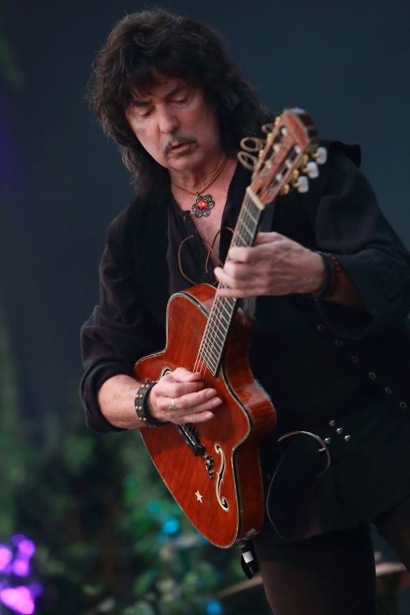 Wielu fanów hard rocka wciąż wierzy, że ich idol się otrząśnie, ale Ritchie Blackmore najwyraźniej czuje się szczęśliwy jako "facet w rajtuzach".