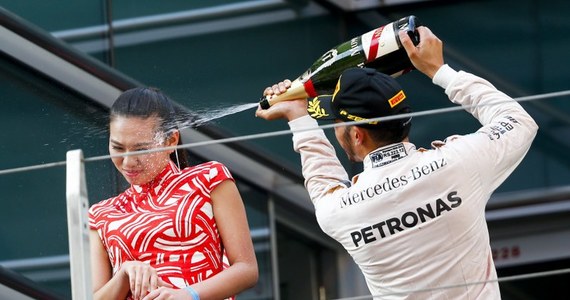 Organizacja walcząca z seksizmem w sporcie oburzona na Lewisa Hamiltona. Brytyjski mistrz formuły jeden, po wygranym Grand Prix w Chinach, celowo skierował strumień szampana prosto w twarz towarzyszącej mu na podium hostessy.