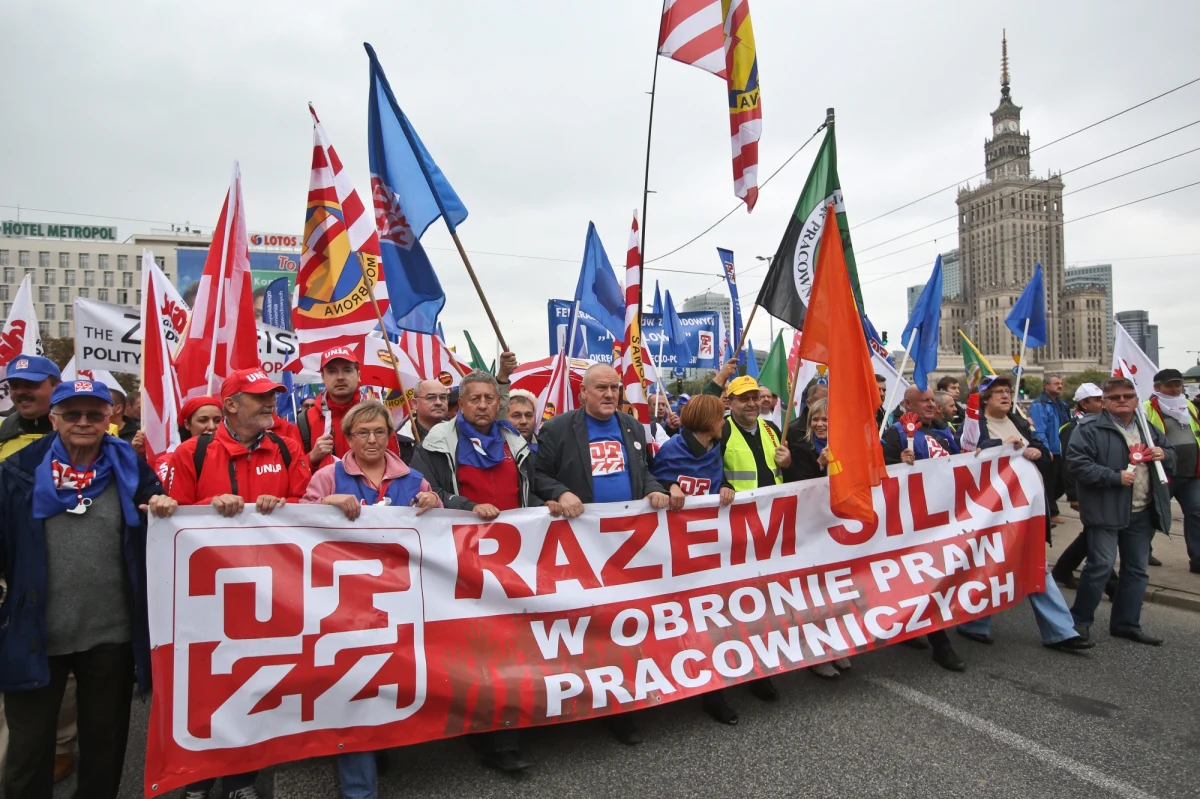 50 tysięcy osób będzie manifestować w najbliższą sobotę w marszu gwiaździstym w Warszawie - zapowiada Ogólnopolskie Porozumienie Związków Zawodowych. OPZZ domaga się m.in. walki z tzw. umowami śmieciowymi, wyższych płac w budżetówce i minimalnej płacy godzinowej.