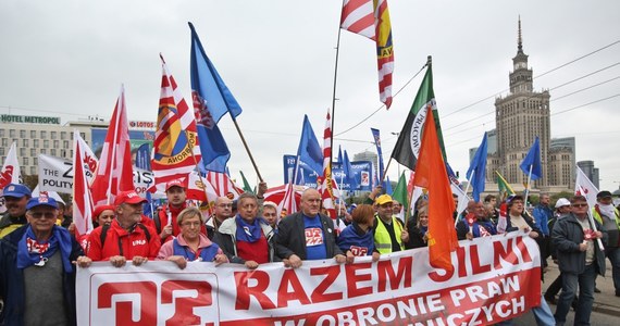 50 tysięcy osób będzie manifestować w najbliższą sobotę w marszu gwiaździstym w Warszawie - zapowiada Ogólnopolskie Porozumienie Związków Zawodowych. OPZZ domaga się m.in. walki z tzw. umowami śmieciowymi, wyższych płac w budżetówce i minimalnej płacy godzinowej.