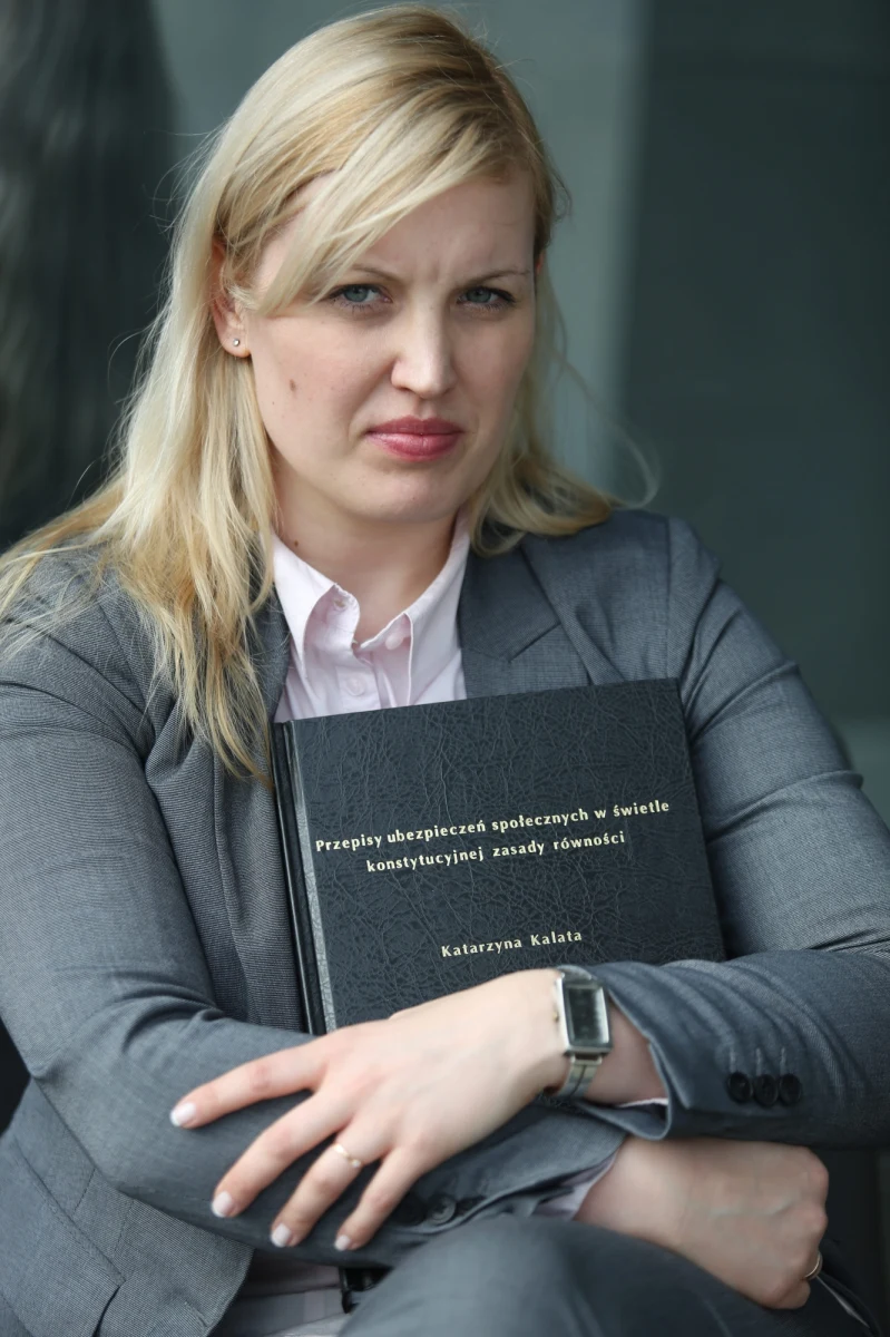 "To była trudna rozmowa, ale nie pojawiły się tam wątki pozamerytoryczne" - tak rzecznik ministerstwa pracy komentuje słowa Katarzyny Kalaty, która jako jedyna przystąpiła dziś do ostatniej, ustnej części konkursu na szefa Zakładu Ubezpieczeń Społecznych. Nie przeszła rozmowy kwalifikacyjnej, a członków komisji oskarża o to, że byli niegrzeczni i atakowali ją personalnie.