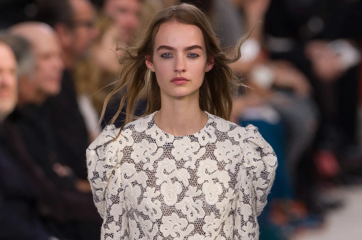 Zgromadzenie Narodowe przyjęło wspierany przez francuski rząd, kontrowersyjny projekt ustawy w sprawie walki z anoreksją, który zakłada zakaz zatrudniania zbyt chudych modelek! Karane ma być również  zachęcanie dziewcząt i kobiet – w mediach i na blogach - do zbyt drastycznego odchudzania się.