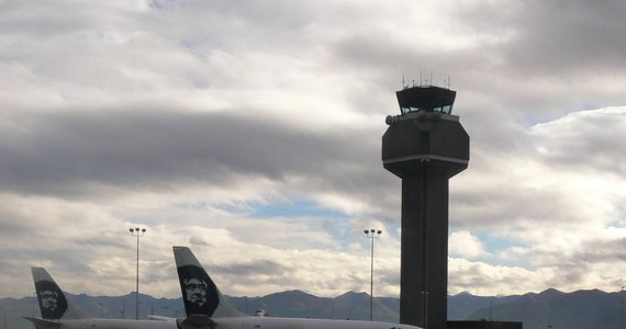 Federalna Administracja Lotnicza oraz Narodowa Rada Bezpieczeństwa Transportu wyjaśniają incydent na pokładzie samolotu linii Alaska Airlines. Maszyna kilkanaście minut po starcie z lotniska w Seattle musiała zawrócić, bo z luku bagażowego zaczęło dochodzić wołanie o pomoc. 