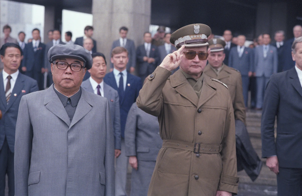 Korea Północna obchodzi 103. rocznicę urodzin Kim Ir Sena, założyciela komunistycznego państwa. Aktualny przywódca Kim Dzong Un oraz przedstawiciele władz i armii odwiedzili Pałac Kumsusan w Pjongjangu, gdzie przechowywane jest ciało "wiecznego przywódcy".