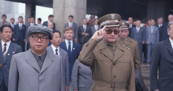 Korea Północna obchodzi 103. rocznicę urodzin Kim Ir Sena, założyciela komunistycznego państwa. Aktualny przywódca Kim Dzong Un oraz przedstawiciele władz i armii odwiedzili Pałac Kumsusan w Pjongjangu, gdzie przechowywane jest ciało "wiecznego przywódcy".
