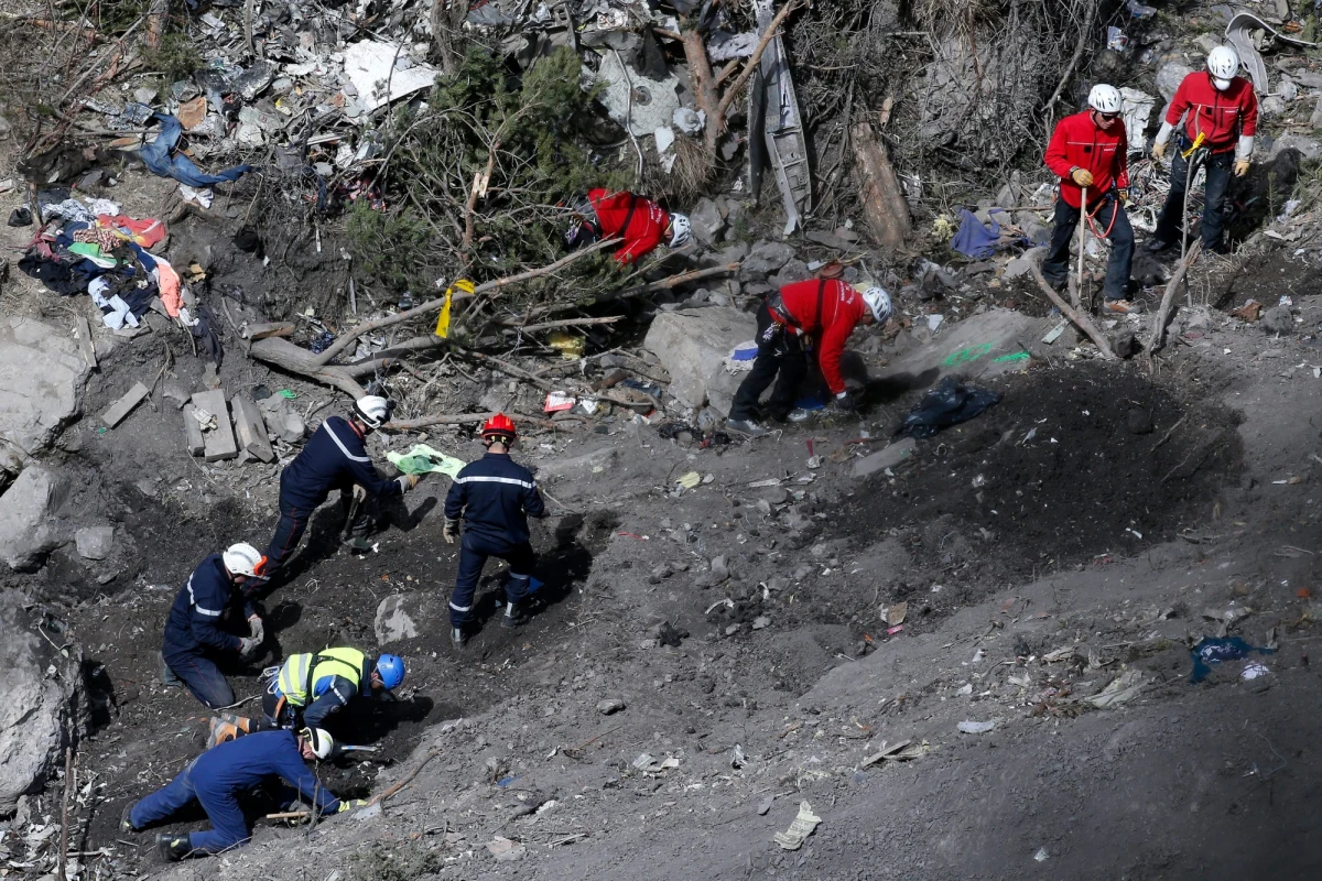 Identyfikacja ofiar katastrofy samolotu Germanwings, który pod koniec marca rozbił się we francuskich Alpach ze 150 osobami na pokładzie, potrwa najpewniej do końca maja - poinformowała prokuratura w Marsylii. Śledczy podkreślają, że na tym etapie nie znaleźli dowodów na to, by katastrofę spowodował defekt samolotu.  
