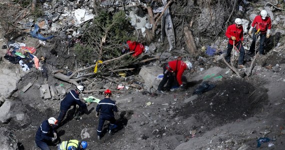 Identyfikacja ofiar katastrofy samolotu Germanwings, który pod koniec marca rozbił się we francuskich Alpach ze 150 osobami na pokładzie, potrwa najpewniej do końca maja - poinformowała prokuratura w Marsylii. Śledczy podkreślają, że na tym etapie nie znaleźli dowodów na to, by katastrofę spowodował defekt samolotu.  