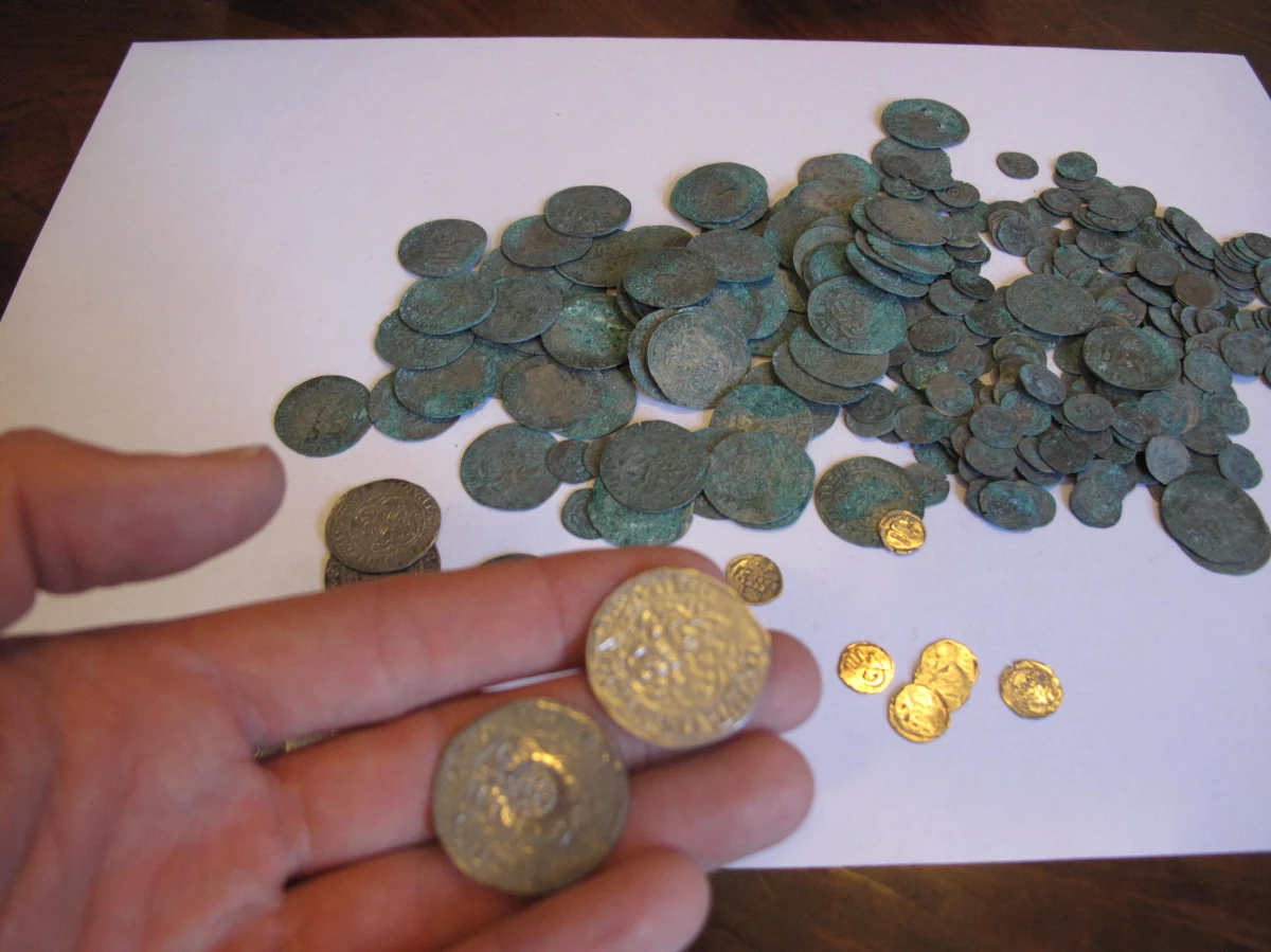 Znaleziony w Wielkanoc skarb pozostanie w podzielonogórskiej Świdnicy - ustalił reporter RMF FM Adam Górczewski. W tamtejszym Muzeum Archeologicznym Środkowego Nadodrza trwa wielkie czyszczenie ponad sześciu tysięcy monet, które pochodzą sprzed pięciu wieków. Znalazł je i oddał archeologom leśniczy – Bogusław Szwichtenberg.