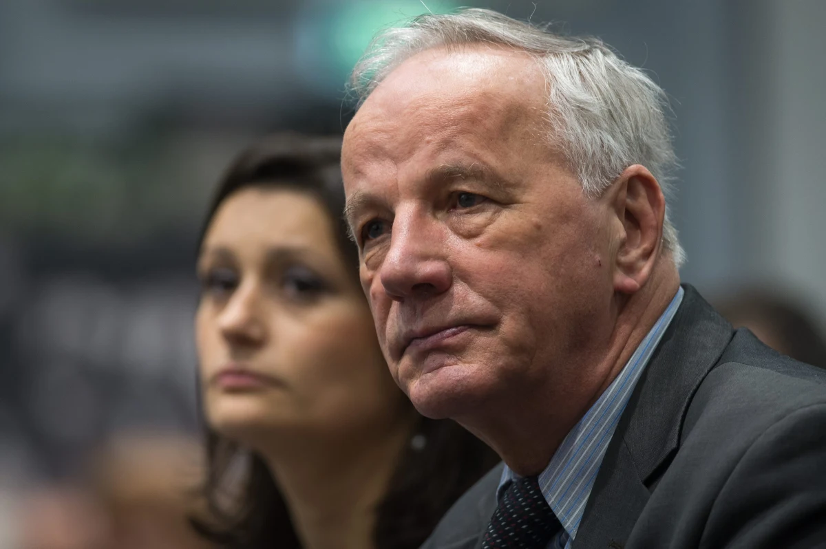 Bronisław Komorowski podsumował 5 lat swojej prezydentury. Czy zmieni coś, jeśli wygra wybory? PO składa zawiadomienie do PKW ws. kampanii Andrzeja Dudy. Prezydent Warszawy porównuje pomnik światła, który miałby upamiętnić ofiary katastrofy smoleńskiej, do tego z Norymbergi, podczas zjazdu NSDAP. Czy powinien stanąć na Krakowskim Przedmieściu tak, jak chcą tego rodziny ofiar? Czy 8 maja Narodowym Dniem Zwycięstwa to dobry pomysł? W czwartek gościem Konrada Piaseckiego w Kontrwywiadzie RMF FM będzie senator Jan Rulewski z PO. 