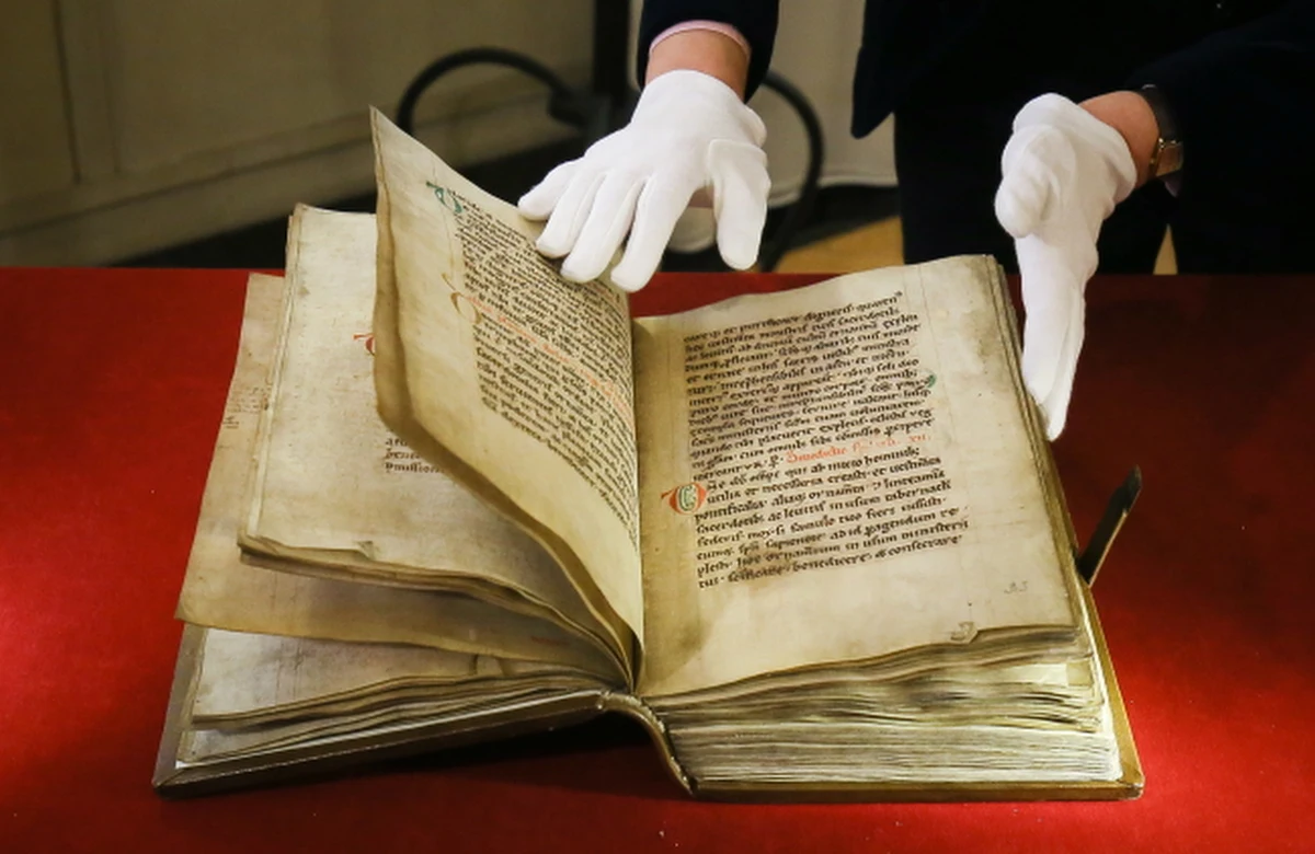 Dwunastowieczny Pontyfikał Płocki zrabowany przez Niemców podczas drugiej wojny światowej wrócił na swoje miejsce. Zabytkowa księga zakończy długą wędrówkę w miejscu, gdzie najprawdopodobniej powstała - w opactwie benedyktyńskim na Wzgórzu Tumskim w Płocku. 