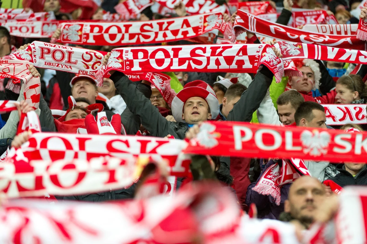 Osoby silnie zaangażowane po jednej ze stron politycznego sporu, po stronie jednej z rywalizujących partii, mają gdzieś argumenty merytoryczne, zachowują się jak zagorzali kibice sportowi, dla których nieważne jest, kto jest lepszy, byle wygrała ukochana drużyna. To oni nie widzą ręki obrońcy we własnym polu karnym, ale głośno domagają się od sędziego "wskazania na wapno", gdy ich napastnik teatralnie padnie przed bramką rywala. Wszystko po to, by wygrać i pokazać tamtym, kto "pany", kto "dziady".