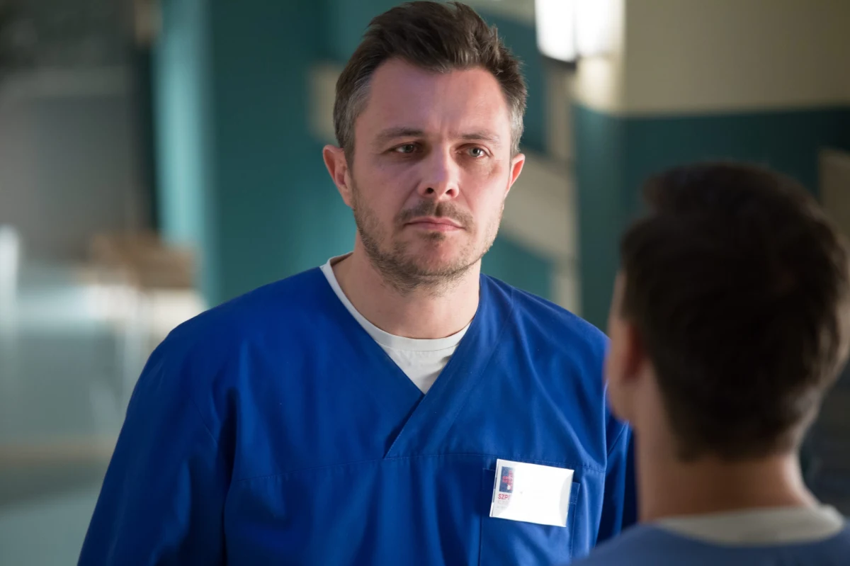 „Wiedziałem, że jestem niewinny, ale to był trudny dla mnie czas. Przez pół roku nie spałem. Sytuacja była dla mnie przykra, ale brałem wszystko na klatę. Dla mnie od początku było jasne, że jest to prowokacja” – mówi „Faktowi” Marek Bukowski. Kilka dni temu warszawska prokuratura umorzyła śledztwo w sprawie posiadania przez niego 4 gramów marihuany. "Na zniszczeniu takiego człowieka o takiej opinii jak ja, w tak konkretny sposób, można zarobić dużo pieniędzy. Około kilkudziesięciu tysięcy złotych" - zauważa aktor.