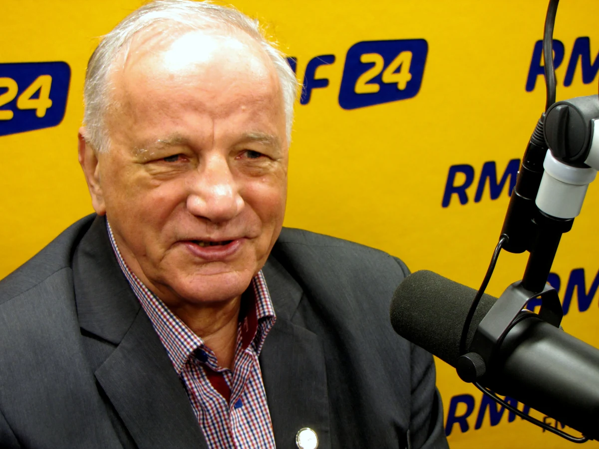 "Jeśli ktoś wystawia pupę do kopania, to trudno z tej okazji nie skorzystać" - mówi w Kontrwywiadzie RMF FM senator PO Jan Rulewski pytany o politykę PiS ws. katastrofy smoleńskiej. PiS ją wystawia? "Tak, aż do przesady ten tyłek wystawia. To się ten tyłek kopie. Zresztą nie tylko my" - dodaje Rulewski. "Reakcje Kaczyńskiego są reakcjami człowieka przegranego. Po tylu staraniach, potencjale intelektualnym ciągle porażka" - ocenia gość RMF FM. Pytany o "pomnik światła" odpowiada: "Proponowałem formułę "otwartego grobu", na którym pochyla się 96 kolumn". 