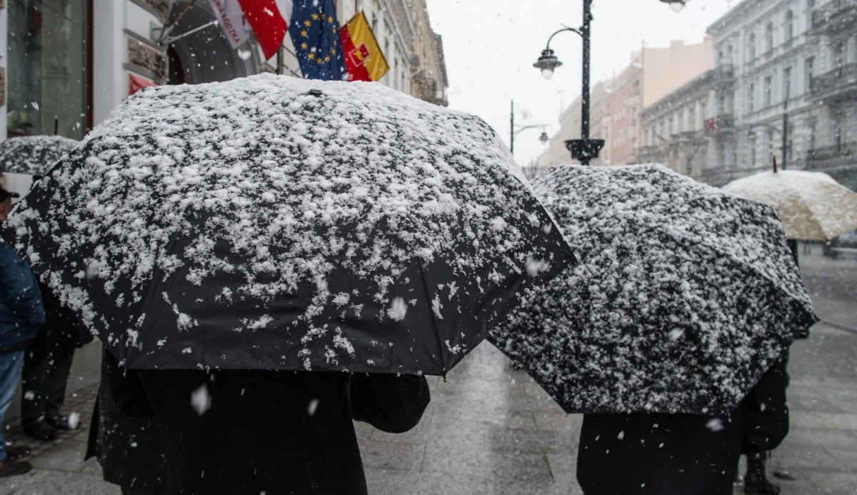 Po kilku cieplejszych dniach, od jutra znowu będzie chłodniej. Na niską temperaturę muszą przygotować się mieszkańcy Śląska, Małopolski i Podkarpacia. W centrum kraju mogą pojawić się opady deszczu ze śniegiem, a w góry wróci zima. 
