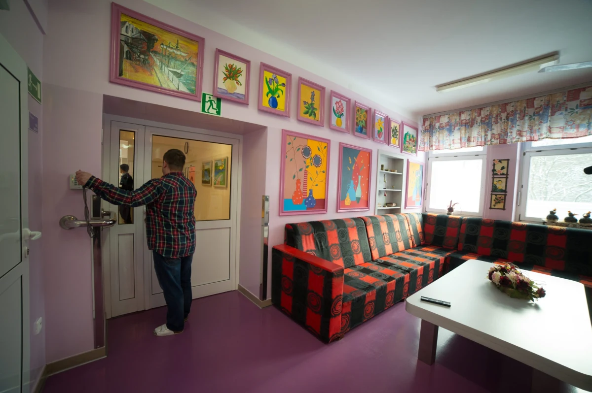 Rozpoznanie skargi kasacyjnej Mariusza T. na orzeczenie sądu, który uznał go za osobę zagrażającą innym i nakazał umieszczenie w specjalnym ośrodku w Gostyninie, zostało odroczone do czasu wyroku Trybunału Konstytucyjnego - zdecydował Sąd Najwyższy. 