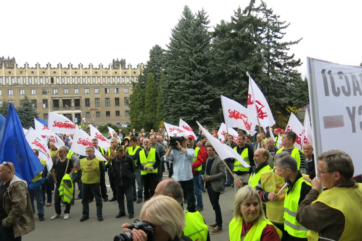 Ponad tysiąc hutników z krakowskiej huty Arcelor Mittal protestowało dziś przed bramą zakładu w obronie miejsc pracy. Hinduski właściciel huty zwleka z remontem wielkiego pieca, który jeszcze tylko przez rok może wytapiać surówkę. Później będzie musiał zostać zamknięty.