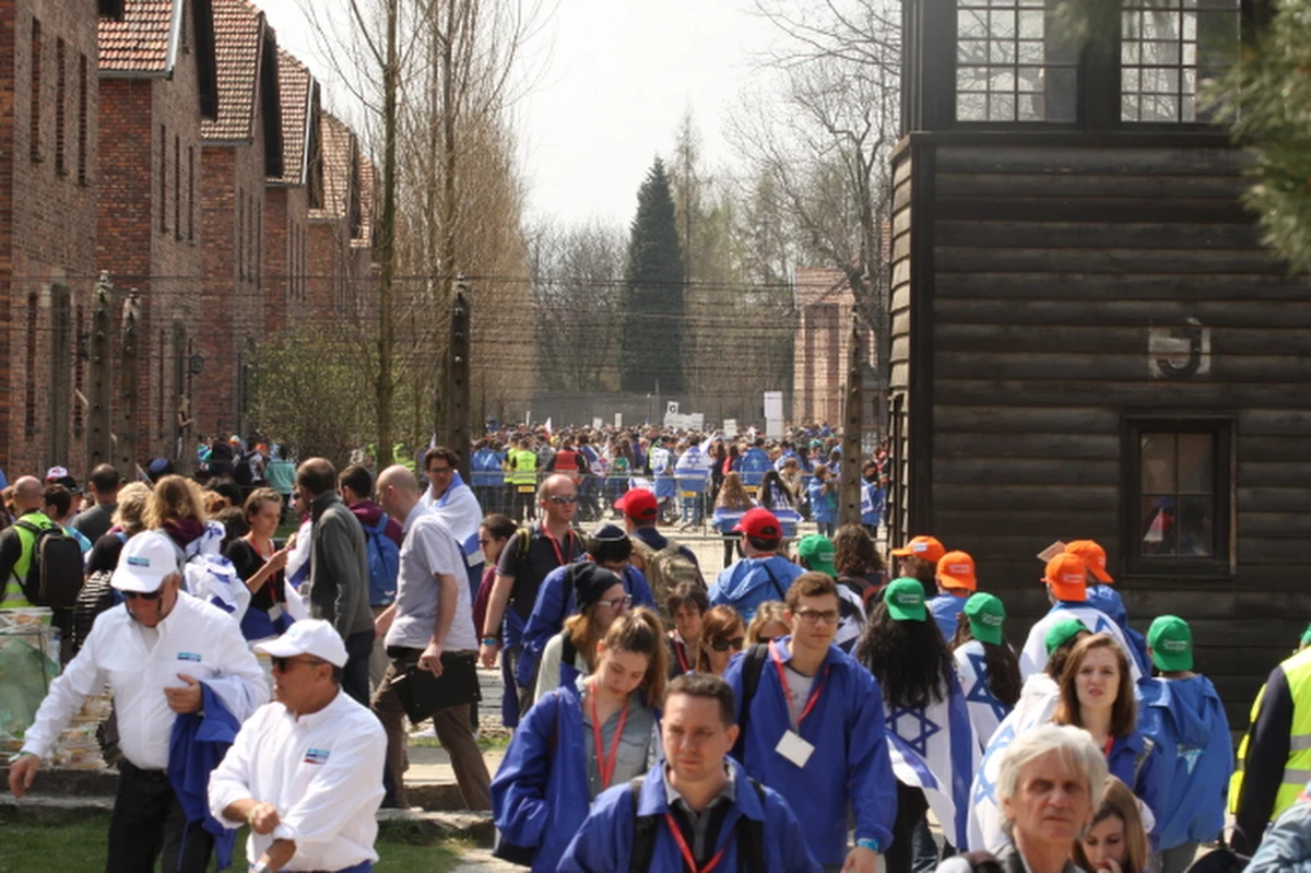 ​Około 11 tysięcy osób wzięło udział w tegorocznym Marszu Żywych w Oświęcimiu. To jest dwudziesta czwarta edycja. Uczestnicy Marszu pojawili się między innymi na tak zwanej Drodze Śmierci. To trasa prowadząca z byłego niemieckiego obozu Auschwitz I do Auschwitz II-Birkenau. Uczestnicy Marszu oddają hołd 6 milionom ofiar Holokaustu.