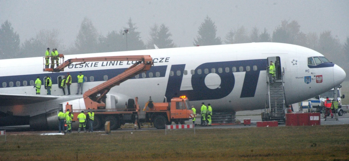 Pasażerowie Boeinga 767, który jesienią 2011 r. awaryjnie lądował na Okęciu, otrzymali rekompensaty finansowe na mocy ugody. Samolot pilotował kpt. Tadeusz Wrona. 