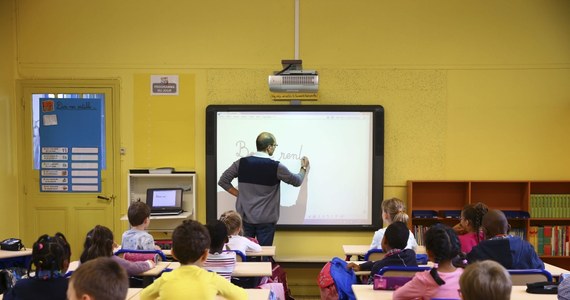 „Rodzice dzieci ze Szkoły Podstawowej nr 53 przy ul. Skośnej w Krakowie boją się, że z powodu przepełnienia od września uczniowie będą tam przebywać w warunkach, które zagrażają zdrowiu i  bezpieczeństwu” – pisze „Dziennik Polski”. Już teraz sytuacja w placówce nie wygląda najlepiej. Kiedy rodzice przychodzą po dzieci do świetlicy, nauczycielki wzywają je przez megafon, ponieważ normalnego wołania nie słychać.