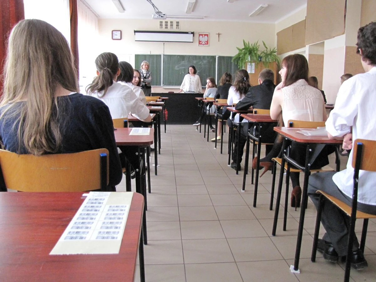 Już we wtorek 21 kwietnia gimnazjaliści przystąpią do egzaminu. Jest to jedno z bardziej stresujących przeżyć w życiu młodego człowieka. Psycholog doktor Ireneusz Siudym radzi, jak poradzić sobie ze zdenerwowaniem. "Nie wolno się przeuczyć. Ten ostatni dzień i ostatnią noc przed egzaminem powinniśmy przeznaczyć przede wszystkim na relaks, odpoczynek, gimnastykę, ruch na świeżym powietrzu, dobry nastrój i spotkanie ze znajomymi" - mówi w rozmowie z reporterem RMF FM, Krzysztofem Kotem. A po skończonym egzaminie - przypominamy: Na RMF 24 opublikujemy arkusze i propozycje rozwiązań testów!