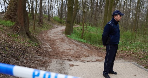 Śledczy potwierdzili większość nieoficjalnych informacji reportera RMF FM Kuby Kaługi w sprawie makabrycznej zbrodni w Gdańsku. 31-latek brutalnie zamordował swoją 5-letnią córkę. Mężczyzna jutro zostanie doprowadzony do prokuratury i przesłuchany w charakterze podejrzanego. Wiadomo, że 31-latek zanim odebrał córkę ze szkoły, na własne życzenie wypisał się ze szpitala.