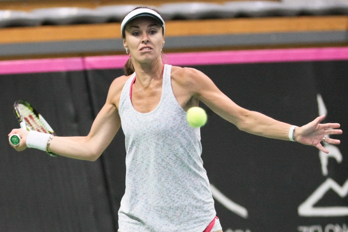 Najmłodsi kibice tenisa pewnie nie pamiętają już pasma sukcesów Szwajcarki, która pod koniec lat 90-tych zaskoczyła starsze rywalki odnosząc pasmo sukcesów. Teraz jej jedynym marzeniem jest olimpijski medal. Właśnie dlatego Hingis po 17 latach wraca do reprezentacji Szwajcarii i zagra w Pucharze Federacji. Mecz Polska-Szwajcaria w Zielonej Górze zaczyna się w sobotę. 