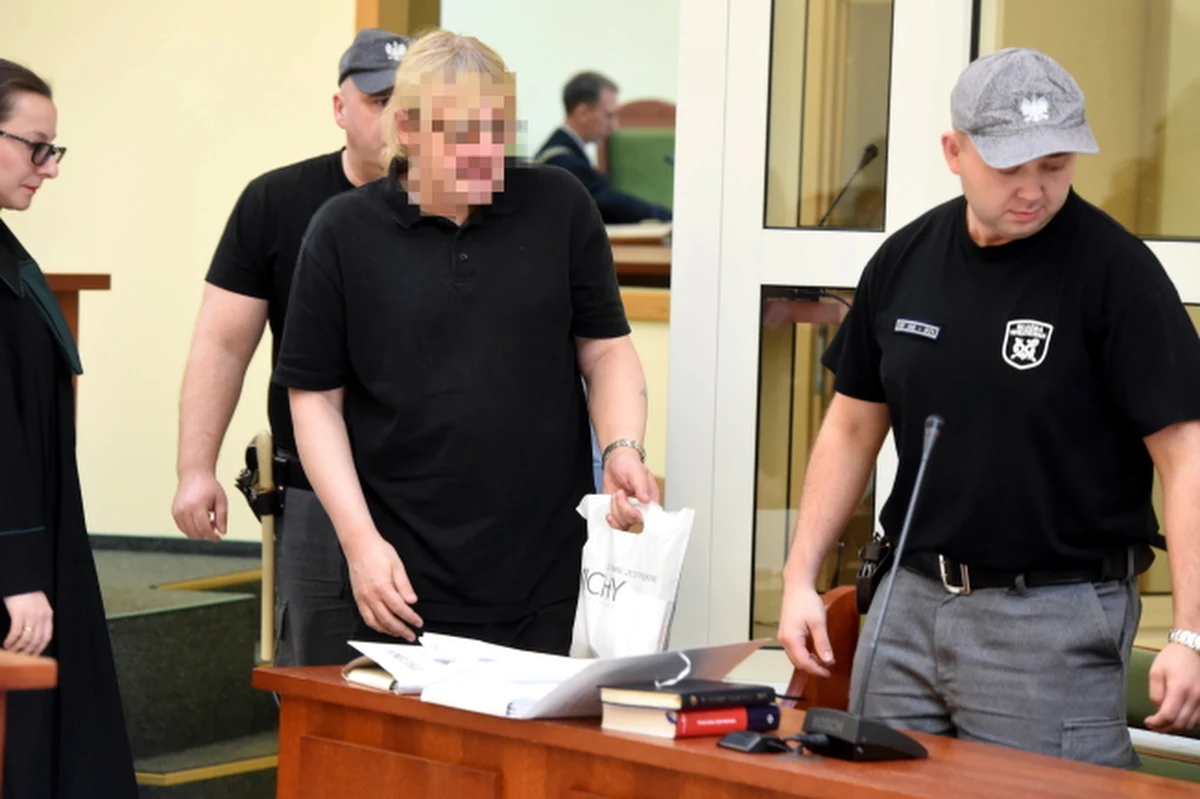 W specjalnie zabezpieczonej sali Sądu Okręgowego w Płocku (Mazowieckie) rozpoczął się proces Mariusza T. oskarżonego o posiadanie pornografii dziecięcej w czasie, gdy odbywał on wyrok w zakładzie karnym w Strzelcach Opolskich w latach 2006-14. Mariusz T. to pedofil, który po odbyciu kary 25 lat więzienia za zabójstwo czterech chłopców, przebywa od kwietnia ubiegłego roku w specjalnym Krajowym Ośrodku Zapobiegania Zachowaniom Dyssocjalnym przy Regionalnym Ośrodku Psychiatrii Sądowej w Gostyninie pod Płockiem. 