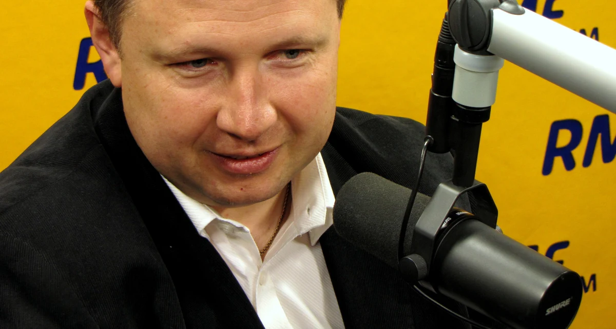 "Rolą prezydenta jest, żeby skłaniać do debaty na temat reformy systemu emerytalnego, ale dziś nie mamy żadnych wyliczeń, żeby cokolwiek zmieniać w systemie" - mówi w Kontrwywiadzie RMF FM szef gabinetu politycznego Ewy Kopacz Marcin Kierwiński, pytany o zmianę wieku emerytalnego. "Przez kilka lat ten system musi podziałać. Byłbym bardzo ostrożny, żeby tego typu zmian dokonywać już teraz" - dodaje. Prezydent "obiecał i oszukał" według PiS? "Ustawa o wieku emerytalnym to najpierw była decyzja na poziomie rządowym i parlamentarnym' - odpowiada gość RMF FM. Kierwiński przekonuje, że ustawa o pracy do 67. roku życia to była konieczność. "Chodzi o to, żeby na samym końcu emerytury były godne" - mówi Kierwiński. 