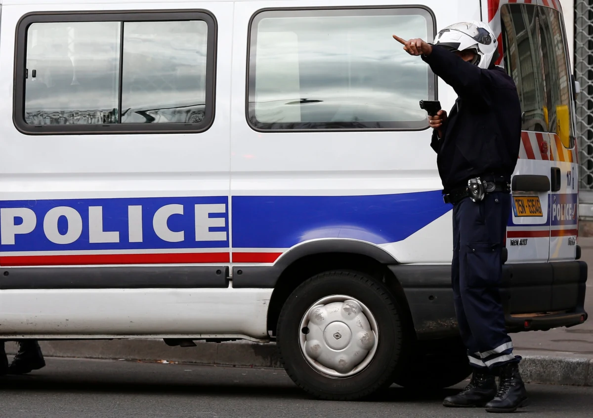 Burza polityczna wybuchła we Francji wokół polskiego recydywisty Zbigniewa H., który przyznał się do zgwałcenia i zamordowania 9-latki w Calais. Prawicowa opozycja oskarża rząd o zbytnią pobłażliwość wobec kryminalistów i żąda zaostrzenia kar we Francji oraz w całej Unii Europejskiej.