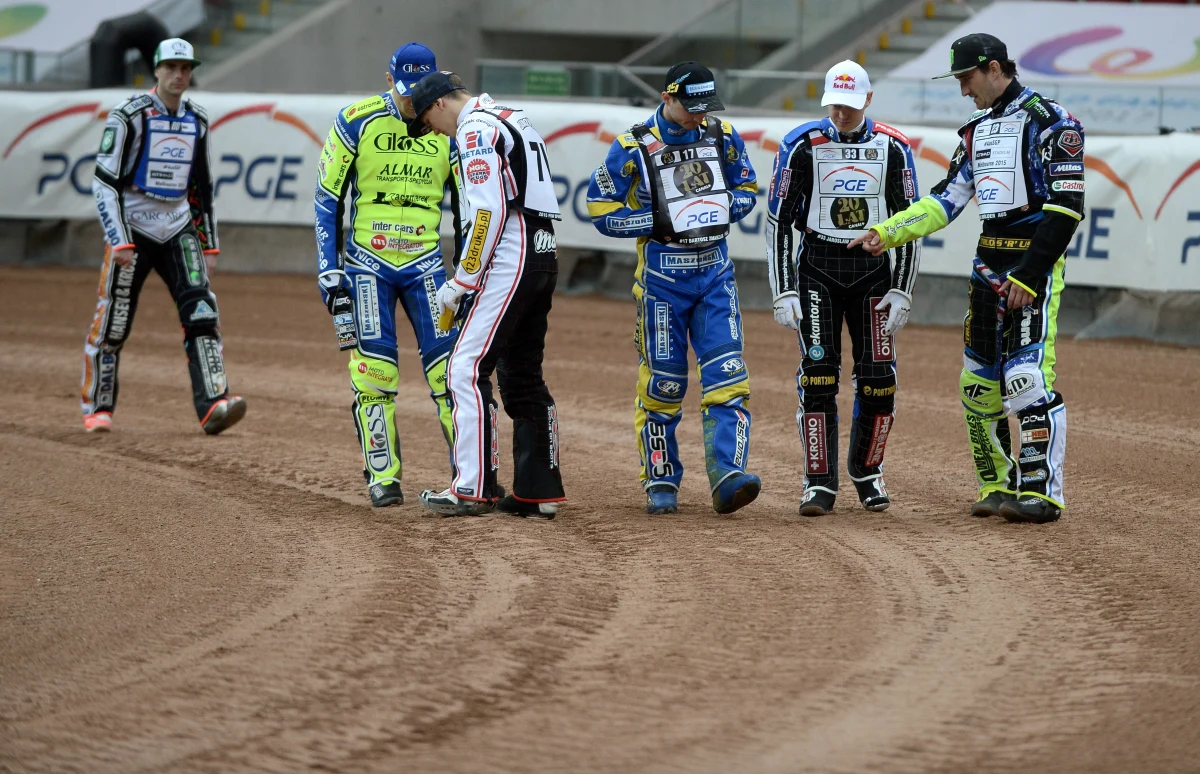 W związku ze złym stanem toru na Stadionie Narodowym w Warszawie większość żużlowców odmówiła wzięcia udziału w treningu przed sobotnią Grand Prix Polski. Przygotowywany od poniedziałku tor jest bardzo grząski i sypki. Główne zastrzeżenie zawodników dotyczy jednak bardzo nierównego stopnia jego utwardzenia. "Wystarczy kopnąć butem i robi się dziura. Na takim torze nie da się jeździć" - skomentował wicemistrz świata Krzysztof Kasprzak. Nie wykluczył bojkotu zawodów, na których spodziewanych jest ponad 50 tysięcy kibiców.