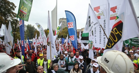 Tysiące demonstrantów w Warszawie! Zaczyna się marsz gwiaździsty organizowany przez OPZZ. Manifestacja zakończy się przed kancelarią premiera. Kierowcy muszą spodziewać się utrudnień w Śródmieściu stolicy. Mieszkańcy zaś muszą się przygotować na wyłącznie niektórych ulic z ruchu i zmiany w komunikacji miejskiej. 