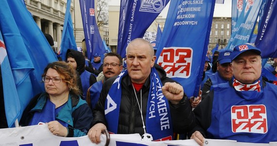 "Nie chcemy być śmieciami i pracować na umowach śmieciowych" - krzyczeli protestujący w Warszawie związkowcy z OPZZ. Wielotysięczne demonstracje wyruszyły z kilku miejsc w stolicy i skierowały się pod Kancelarię Prezesa Rady Ministrów.