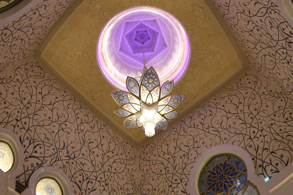 W zeszłym tygodniu odwiedzaliśmy cerkwie, dziś czas na meczet. Sam po raz pierwszy zwiedzałem islamską świątynię rok temu. Byłem w dość komfortowej sytuacji, bo towarzyszył mi kolega, Turek, który objaśniał krok po kroku wszystkie zasady. Tym, którzy do meczetu trafią sami na pewno przydadzą się informacje, które udało mi się zebrać. Dodajmy, że aby odwiedzić muzułmańską świątynię wcale nie trzeba wyjeżdżać z Polski. Tylko nad Wisłą znajduje się kilka czynnych meczetów.