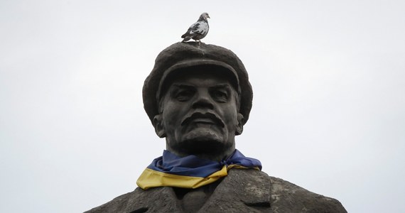 Dwa pomniki Lenina obalono w Charkowie na północnym wschodzie Ukrainy. Posągi wodza rewolucji bolszewickiej spadły też z piedestałów m.in. w Kramatorsku i Stanicy Ługańskiej, które w ubiegłym roku były opanowane przez prorosyjskich separatystów. 