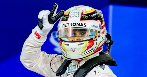 Lewis Hamilton z zespołu Mercedes GP zdobył pole position przed niedzielnym wyścigiem o Grand Prix Bahrajnu na torze Sakhir. Broniący tytułu mistrza świata Formuły 1 Brytyjczyk był najszybszy także na trzecim, ostatnim treningu.