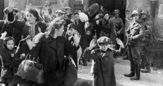 19 kwietnia 1943 r. żydowscy bojownicy z ŻOB i ŻZW stawili zbrojny opór oddziałom niemieckim, które przystąpiły do likwidacji warszawskiego getta. W trwających blisko miesiąc walkach wzięło udział ok. tysiąca słabo uzbrojonych powstańców. Niemcy przeciwstawili im ponad 2 tys. żołnierzy. 