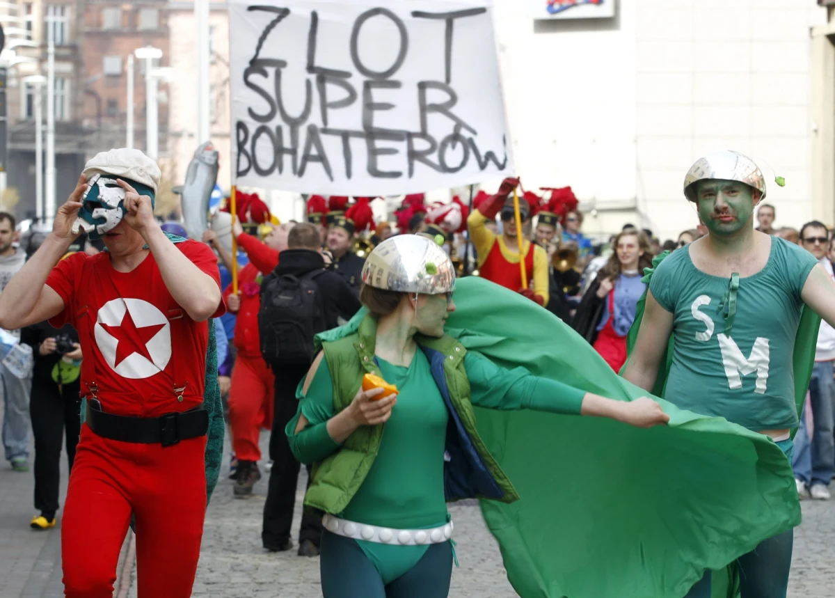 Każdy może zostać superbohaterem - przekonuje Mariusz Kałamaga, pomysłodawca Międzygalaktycznego Zlotu Superbohaterów. Po raz siódmy odbędzie się on w Bytomiu - od 24 do 26 kwietnia. "Z roku na rok jest nas coraz więcej. W zeszłym szło ponad tysiąc osób. Naprawdę robi wrażenie. Wszyscy przebrani. Co fajniejsze, uczestnicy wykorzystują swoją wyobraźnię i wymyślają swoich superbohaterów. Mieliśmy już na przykład Super Sygnalizację Świetlną" - mówi Kałamaga. "Trzeba się ubrać w pelerynkę i przyjść na przemarsz" - zachęca. I przyznaje, że swój strój stworzy w ostatniej chwili. 