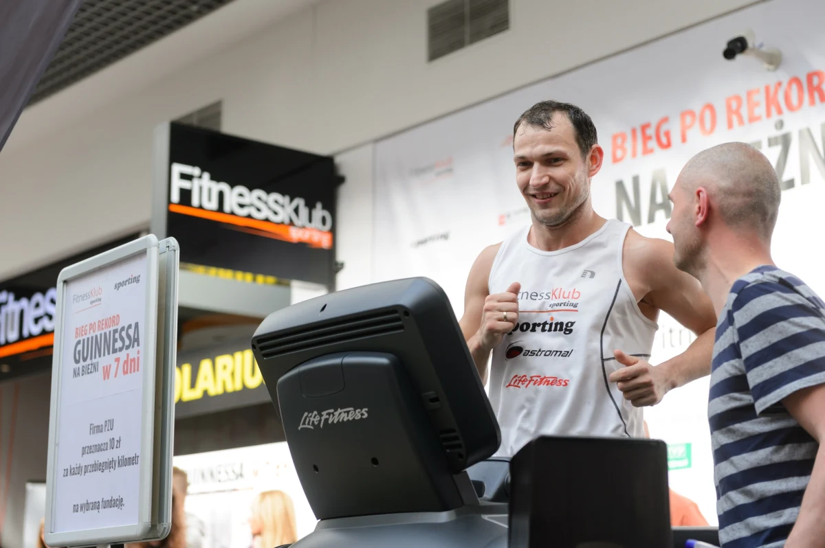 Trener fitness Krzysztof Tumko wynikiem 823,330 km ustanowił w Lesznie rekord Guinnessa w siedmiodniowym biegu na bieżni mechanicznej! Poprzedni rekord należał do Francuza Michelle Micalettiego i wynosił 822,310 km. 