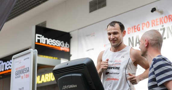 Trener fitness Krzysztof Tumko wynikiem 823,330 km ustanowił w Lesznie rekord Guinnessa w siedmiodniowym biegu na bieżni mechanicznej! Poprzedni rekord należał do Francuza Michelle Micalettiego i wynosił 822,310 km. 