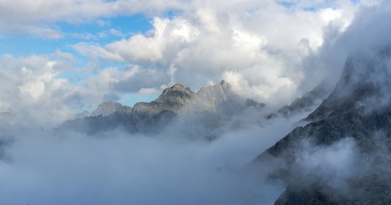 Czterech turystów porwała lawina, która zeszła spod szczytu Rysów w Tatrach. Wszystkim udało się wydostać spod śniegu - dowiedział się reporter RMF FM, Maciej Pałahicki. Jedna osoba została ranna.