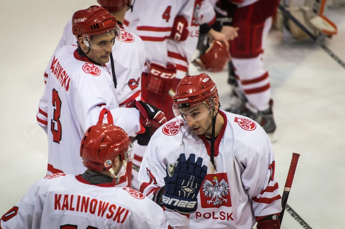 "Każda wygrana na turnieju w Krakowie będzie dla nas sporym osiągnięciem" - mówi RMF FM na kilka godzin przed startem mistrzostw świata dywizji I A w Krakowie Adam Bagiński. Polski hokeista opowiada, z której innej narodowej reprezentacji wraz z kolegami powinni brać przykład, i wskazuje Kazachstan jako głównego faworyta zawodów. Polacy rozpoczęli je w niedzielę od meczu z Włochami. Niestety, nasi zawodnicy przegrali 1:2.