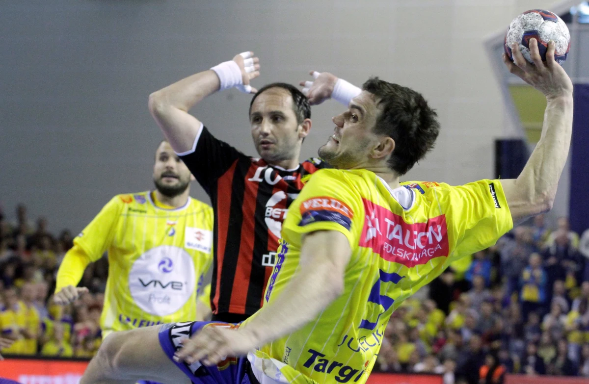 Piłkarze ręczni Vive Tauron Kielce pokonali we własnej hali Vardar Skopje 33:31 (16:14) w rewanżowym meczu ćwierćfinałowym i awansowali do turnieju Final Four Ligi Mistrzów. Przed tygodniem w Macedonii polski zespół wygrał 22:20.