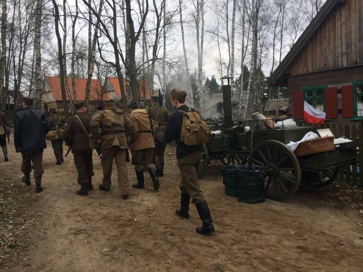 Kilkudziesięciu rekonstruktorów, pojazdy militarne i wybuchy. Tak wyglądała inscenizacja Akcji "Burza" w skansenie w mazurskim Olsztynku. 